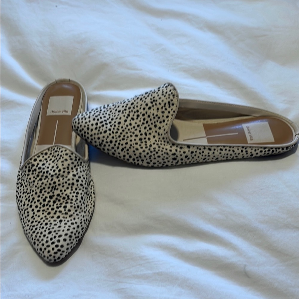 Dolce Vita Black and White Flats with Sleek Design